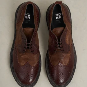 Moma 2261 Stringata coda di rondine marrone