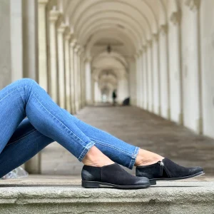 Levante Black scarpa bassa in crosta nera con cerniera tacco 2 cm artigianale