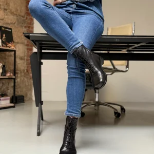 Ozzy Black stivaletto allacciato in nappa guantata nera con cerniera artigianale