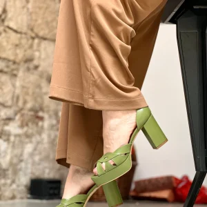 Golia Oliva sandalo con plateau in pelle verde e cinturino tacco 9 cm artigianale marchigiana