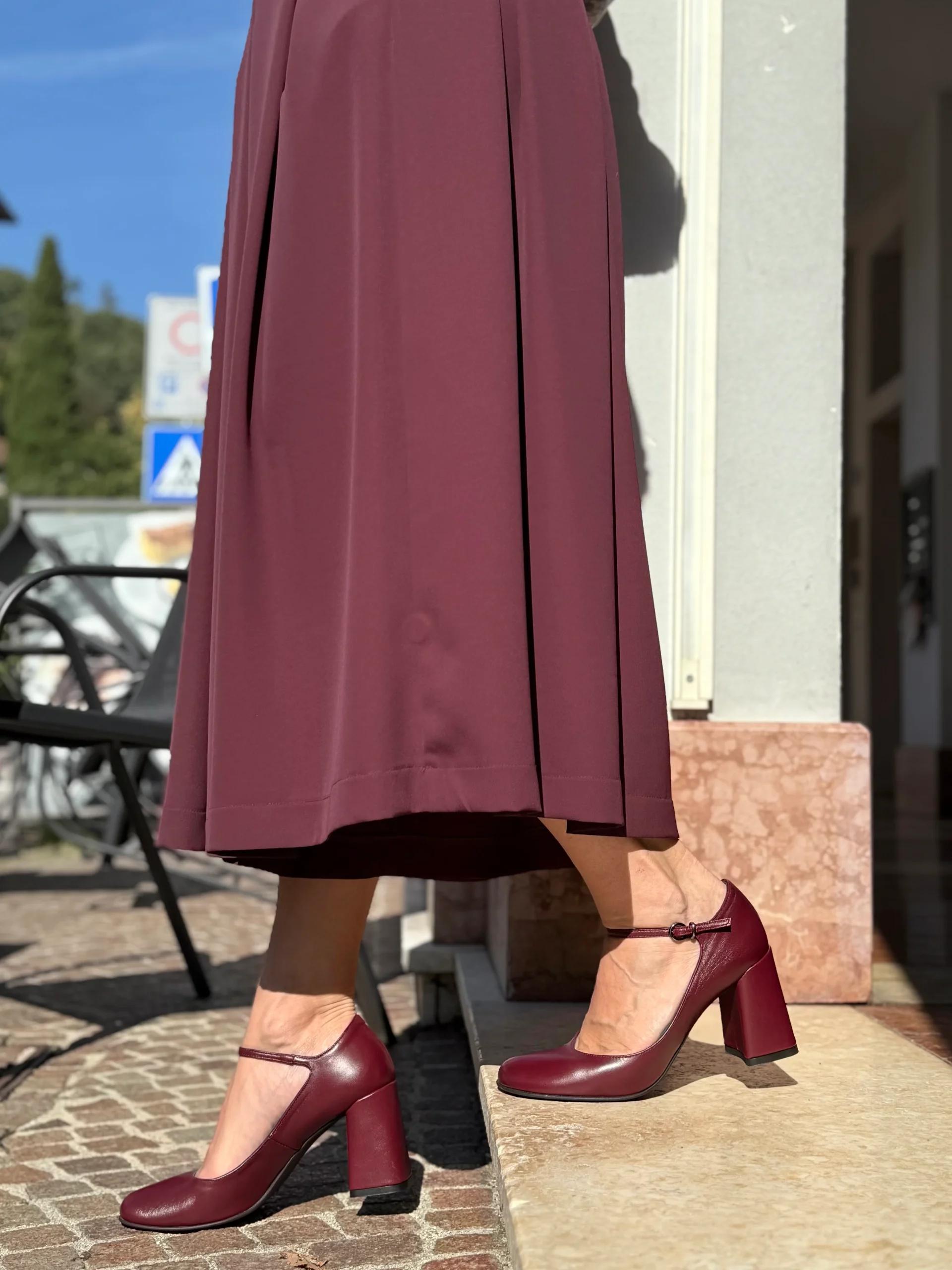 Piper Bordeaux decolleteè in nappa bordeaux con cinturino tacco 8 artigianale marchigiana