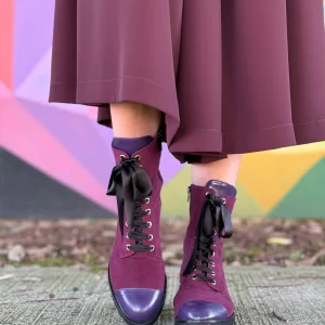 Falkon Uva anfibio in camoscio violetta e punta uva allacciato artigianale toscano