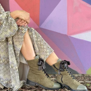 Falkon Mili anfibio in camoscio verde allacciato artigianale toscano