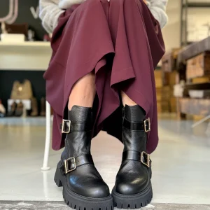 Cobain stivaletto in pelle nera con doppia fibbia artigianale marchigiano