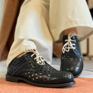 Ladybug black scarpa derby allacciata in pelle nera forata artigianale marchigiana