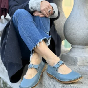 Nane Polvere scarpa bassa in pelle azzurro polvere con fibbia artigianale toscana