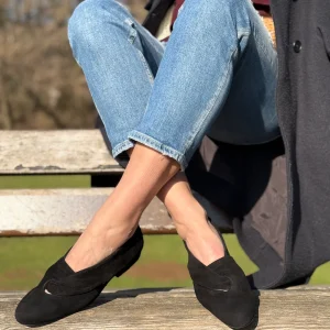 Glenda Black scarpina bassa in camoscio nero tacco 1 artigianale toscana