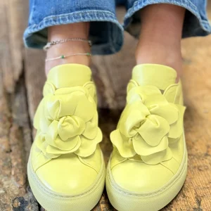 Calla Lime sneaker in nappa gialla con fiore applicato artigianale marchigiano