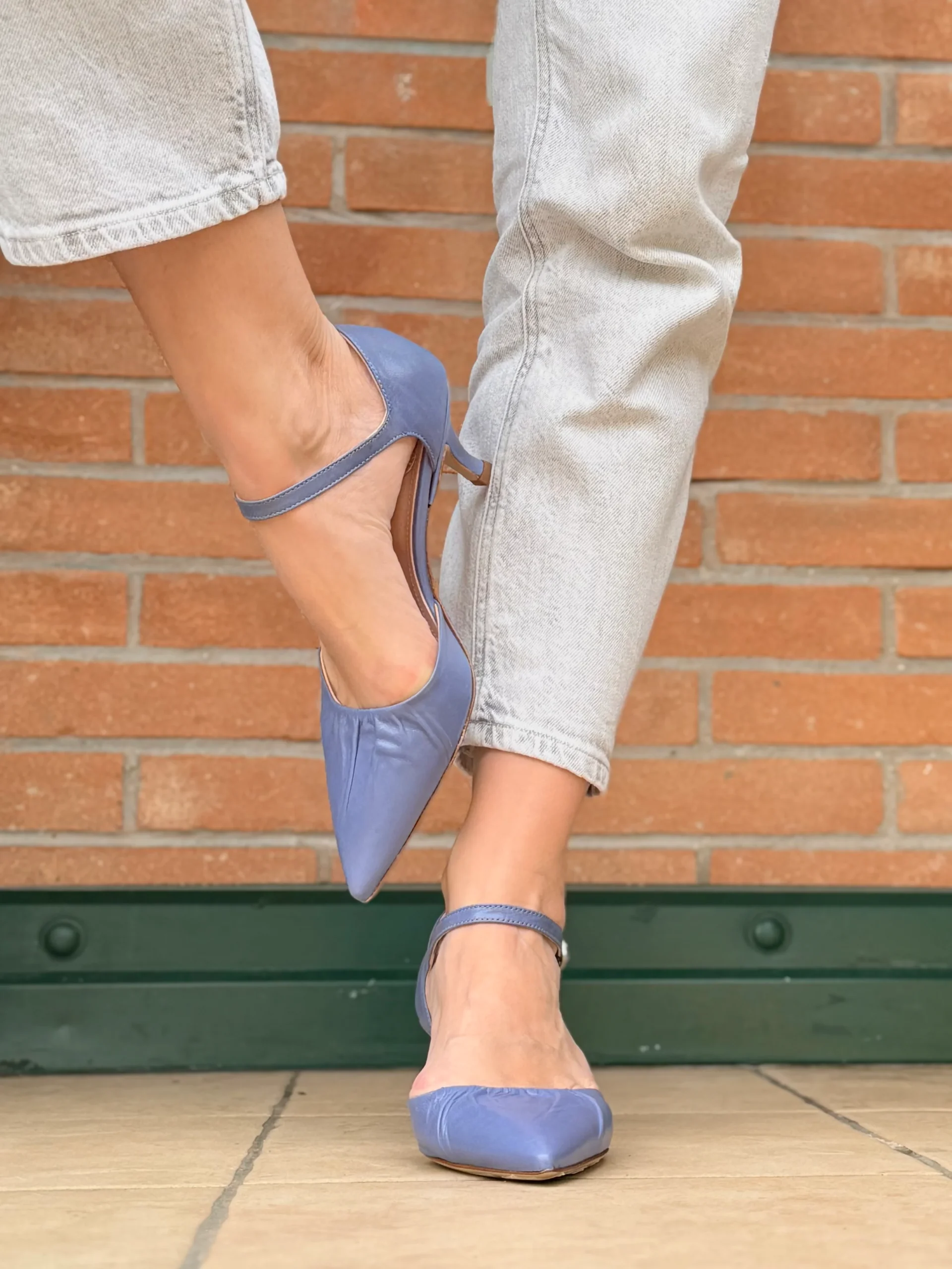 Paulette Jeans decollete in vernice su base camoscio azzurra con cinturino tacco 6cm artigianale marchigiano - immagine 5