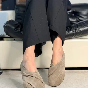 Snokey Smog ballerina in camoscio tortora artigianale marchigiana