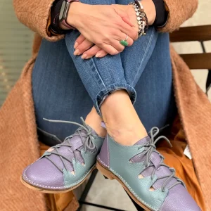 Ostrega Polvere scarpa allacciata in pelle viola e azzurra artigianale toscana