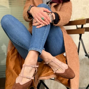 Doublet Choco scarpina bassa t bar in camoscio marrone e rosa tacco 1 artigianale toscana