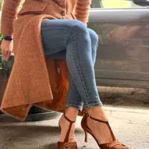 Greta Brown decollete t-bar aperta ai lati con tacco 7 cm in camoscio marrone  artigianale