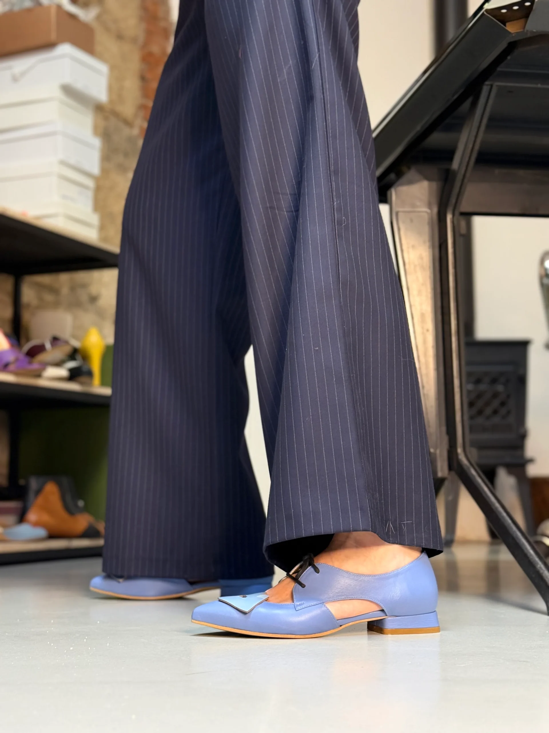 Lips Cielo scarpina bassa in nappa jeans con dettaglio azzurro tacco 2 artigianale pugliese - immagine 6