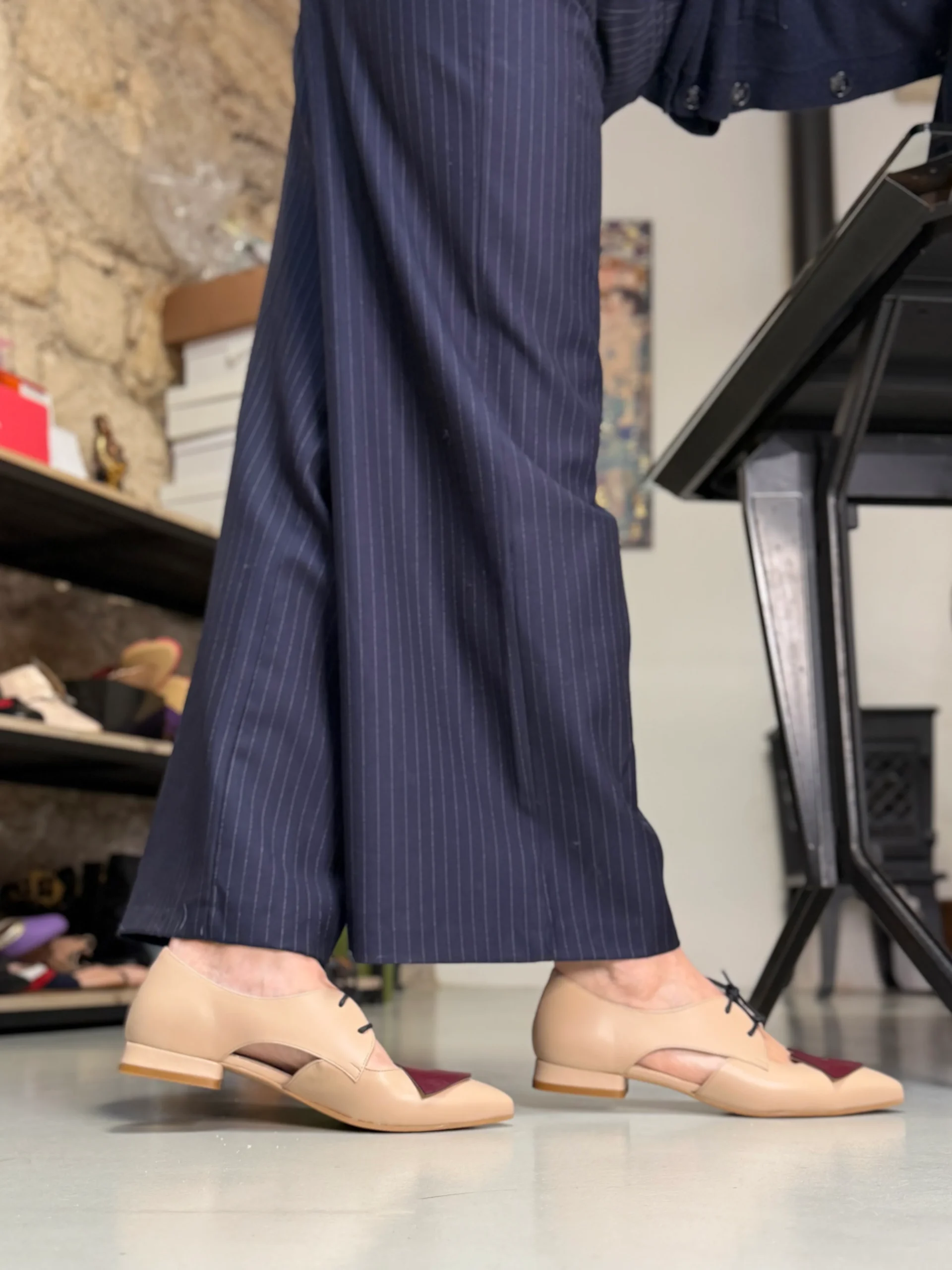 Lips Nude scarpina bassa in nappa nude con dettaglio bordeaux tacco 2 artigianale pugliese - immagine 7