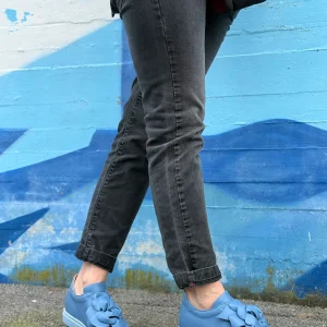 Calla Cielo sneaker in nappa azzurra con fiore applicato artigianale marchigiano