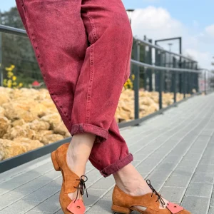 Lips Caramel scarpina bassa in camoscio bruciato con dettaglio salmone tacco 2 artigianale pugliese