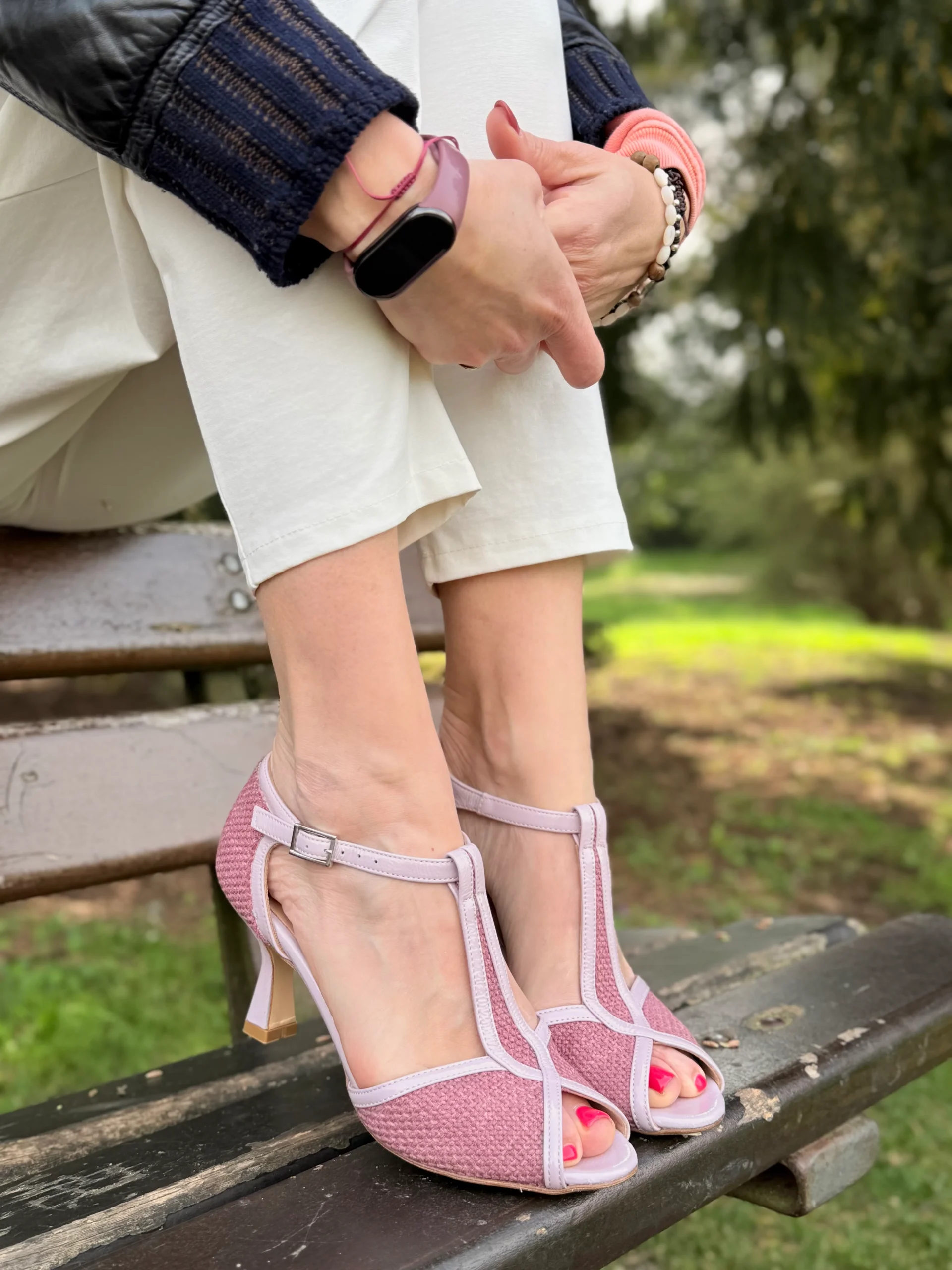 Calico Pink sandalo t-bar in tessuto tramato rosa e profilo glicine tacco 6 artigianale marchigiana