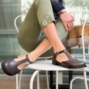 Ciad Coffee scarpa bassa t-bar in nappa cioccolato tacco 2.5 artigianale Lagattaconglistivali