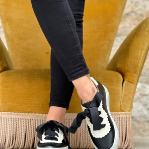 Egg Black sneaker in pelle nera con bavero in naplak panna e fusbet interno artigianale marchigiana