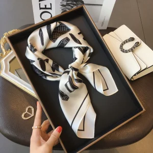 Carré 100% Soie Décoration Moderne Femme | La Parisienne