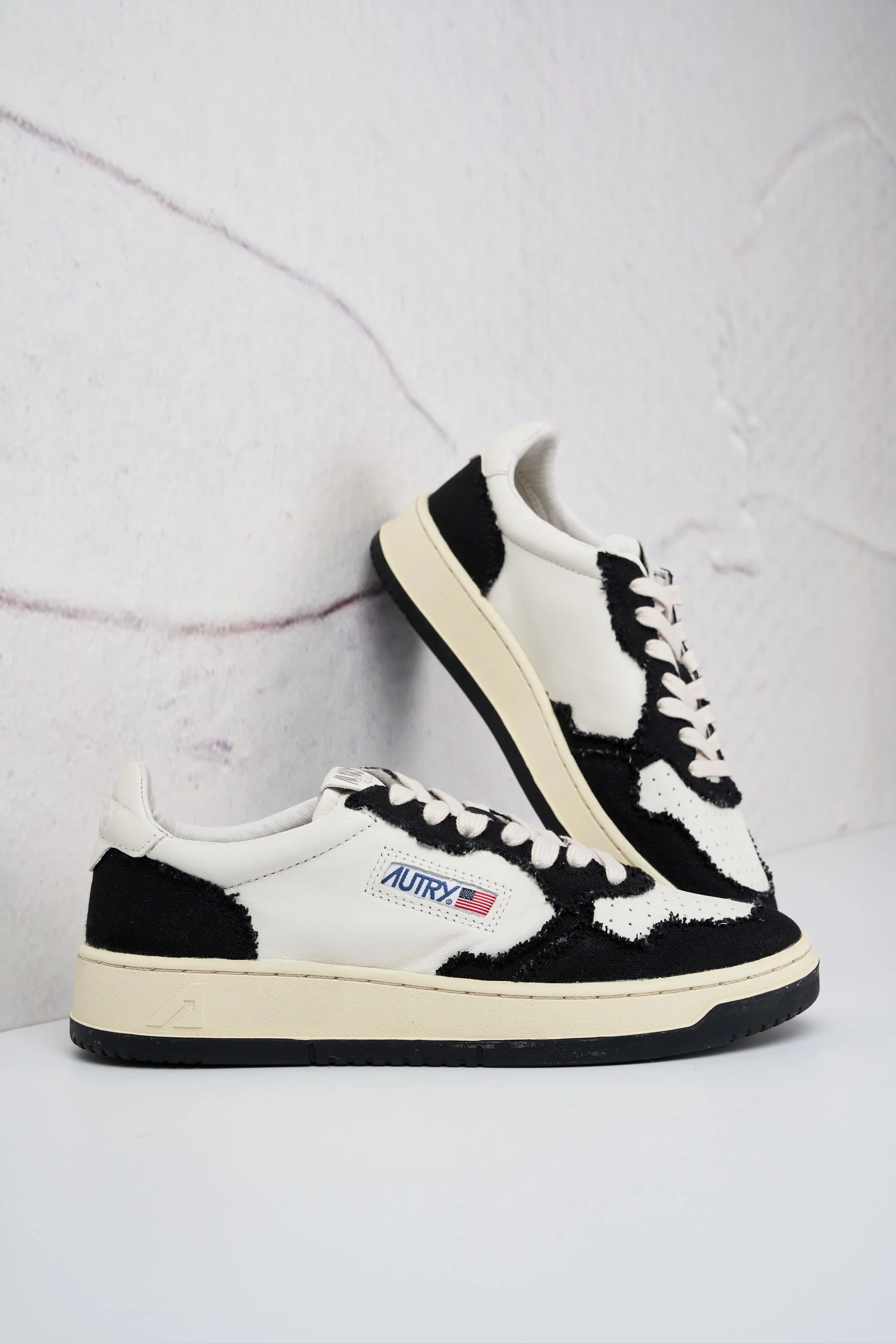 Autry 6010 Sneakers Medalist Low Canvas con Tomaia in Pelle e Tessuto Colore Bianco/Nero - immagine 4