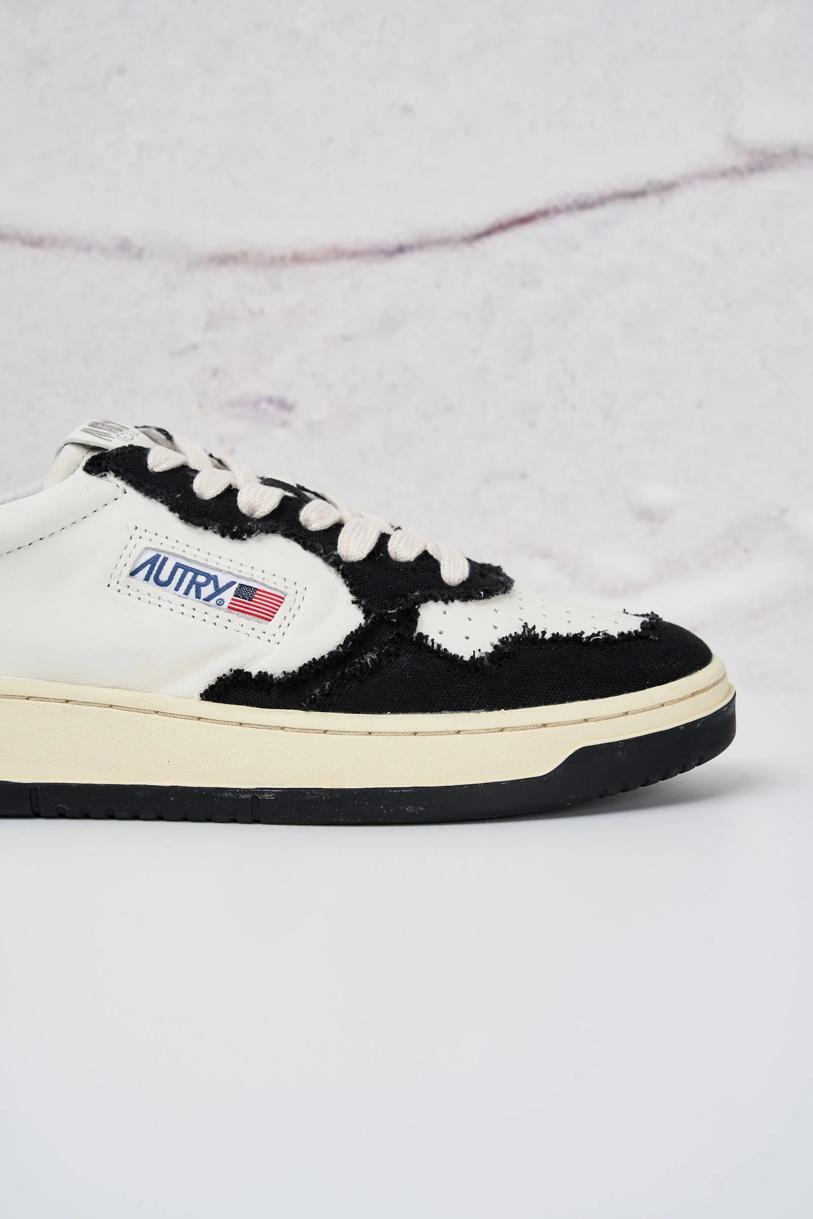 Autry 6010 Sneakers Medalist Low Canvas con Tomaia in Pelle e Tessuto Colore Bianco/Nero - immagine 7