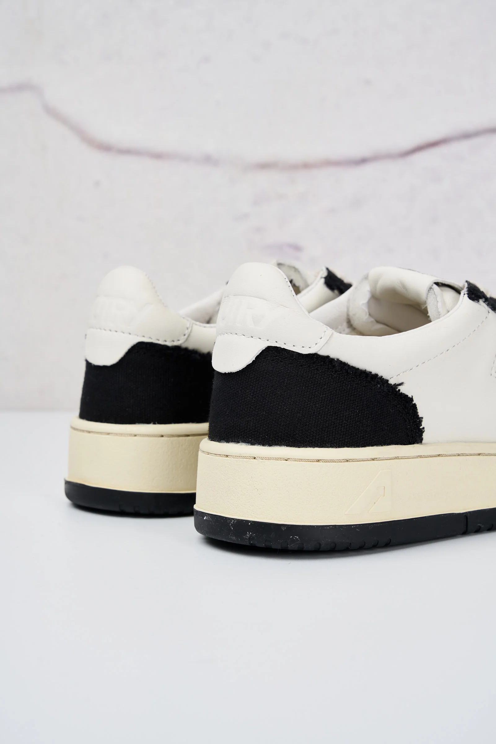 Autry 6010 Sneakers Medalist Low Canvas con Tomaia in Pelle e Tessuto Colore Bianco/Nero - immagine 8