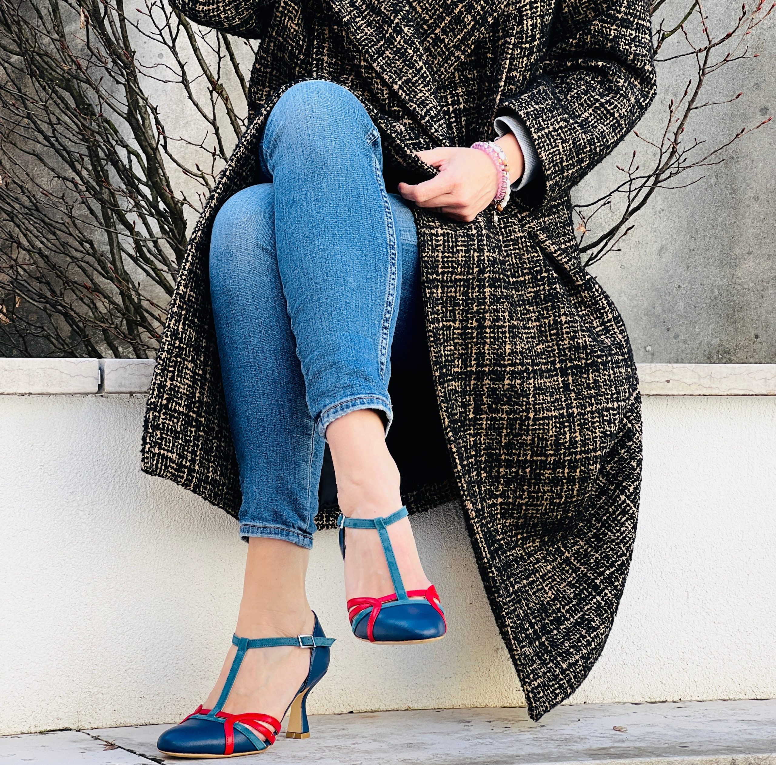 Alika Blue decollete t-bar in pelle blu con cinturino stile vintage tacco 7 cm artigianale marchigiana - immagine 5