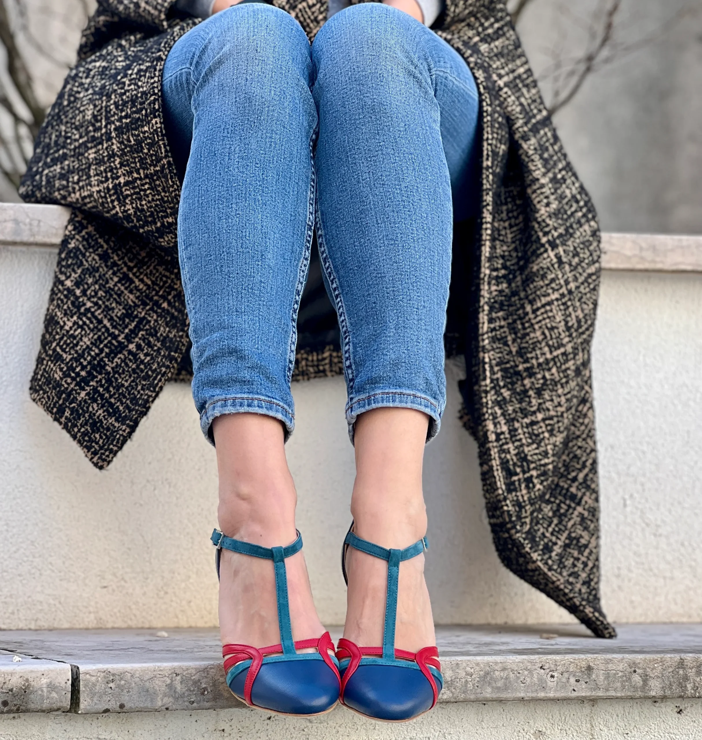 Alika Blue decollete t-bar in pelle blu con cinturino stile vintage tacco 7 cm artigianale marchigiana - immagine 8