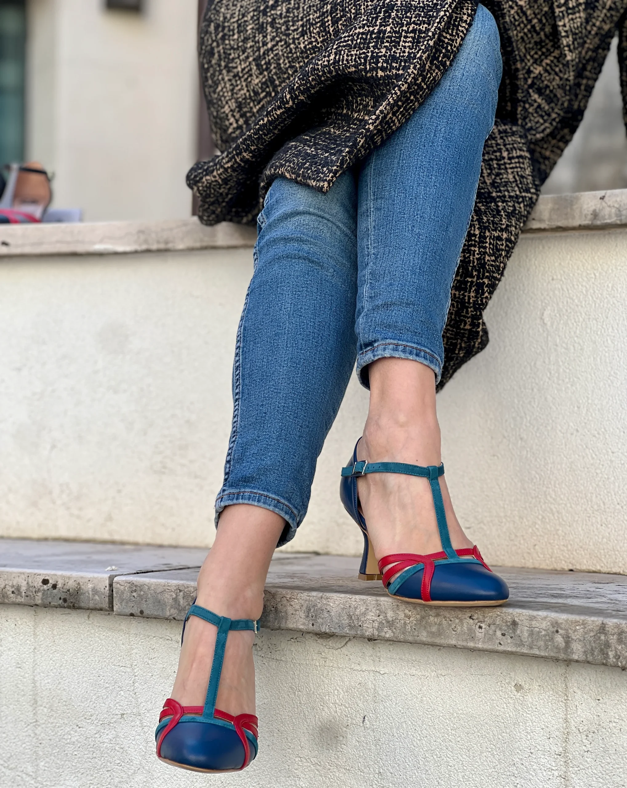 Alika Blue decollete t-bar in pelle blu con cinturino stile vintage tacco 7 cm artigianale marchigiana - immagine 9