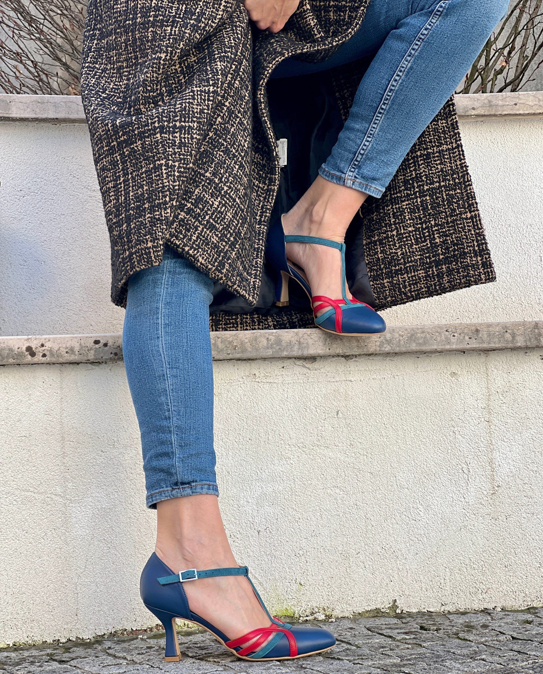 Alika Blue decollete t-bar in pelle blu con cinturino stile vintage tacco 7 cm artigianale marchigiana - immagine 3