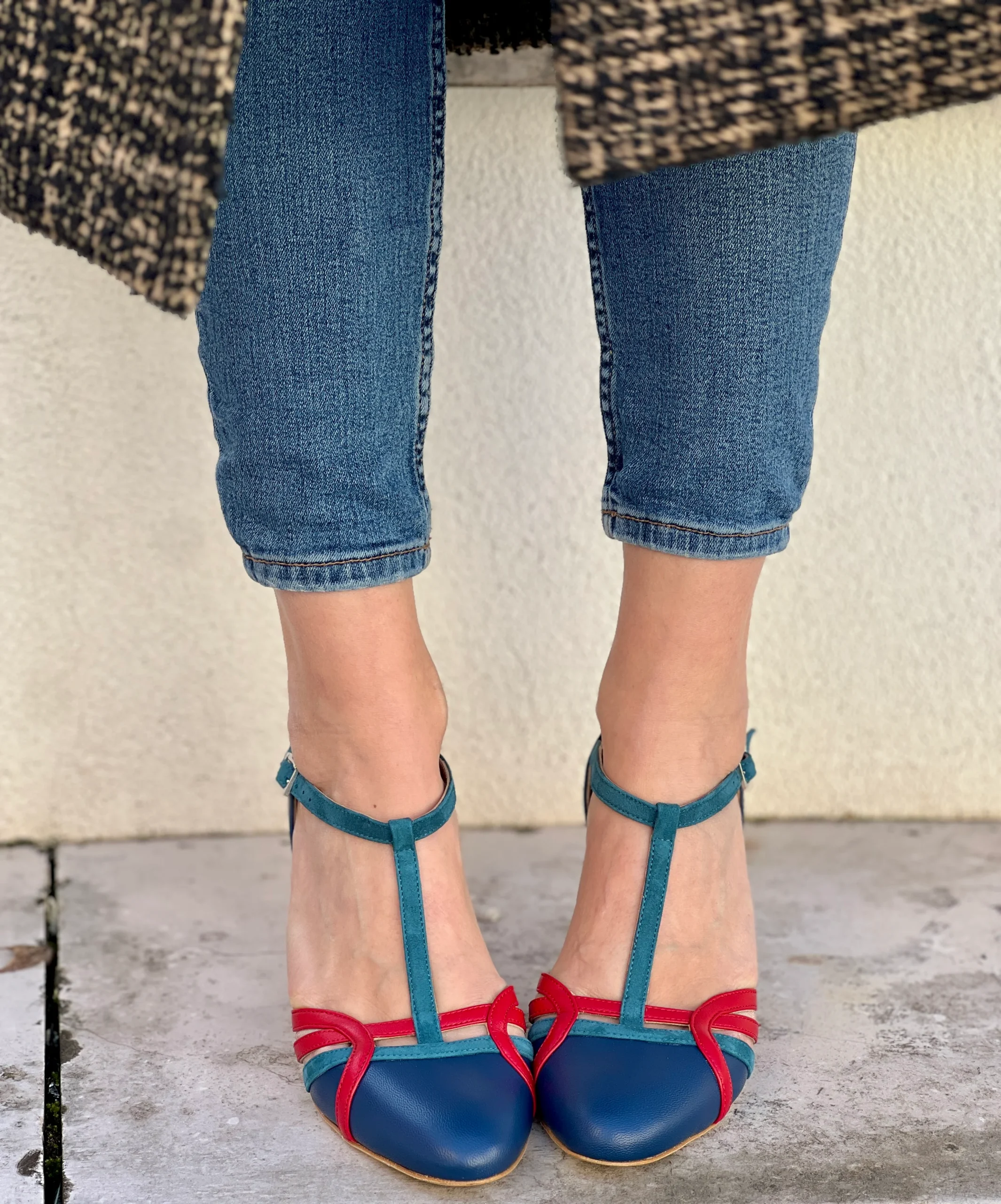 Alika Blue decollete t-bar in pelle blu con cinturino stile vintage tacco 7 cm artigianale marchigiana - immagine 6